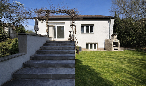 Experience exclusive living amidst nature – a charming house with outdoor space in Lichtenrade.