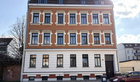 Vacant 2-room apartment with a south-facing balcony and a quiet location - no commission fees.