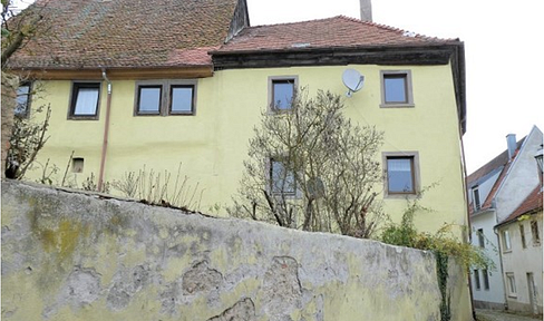 Investment opportunity: Historic building in the old town, comprising 4 apartments, 6 parking spaces, and offering significant potential.