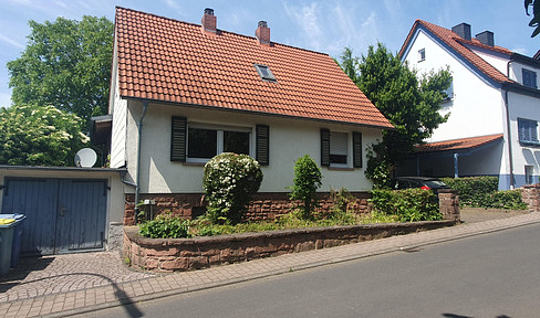 Spacious detached house with 183 square meters of living space – a blend of historical charm and modern extensions.