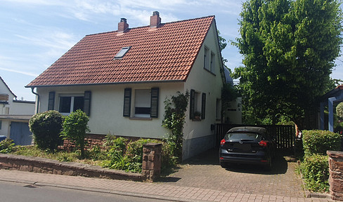 Spacious detached house with 183 square meters of living space – a blend of historical charm and modern extensions.