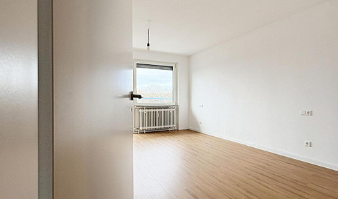 Completely renovated 3-room apartment with a large balcony and parking space in Göppingen.