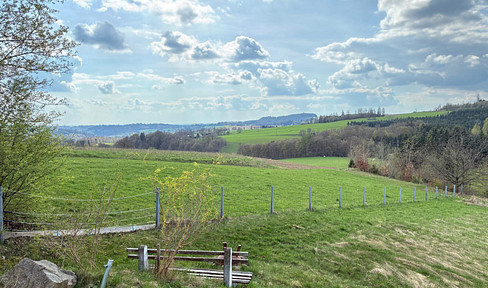 House in a green setting with an unobstructed view over the Frankenwald forest, located in a quiet area.
