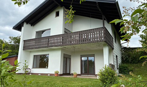 Charming house in a green, idyllic setting with unobstructed views over the Frankenwald region.