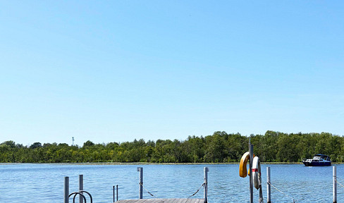 Direkte Wasserlage in Berlin: Exklusives Haus am See mit Bootssteg, Sauna &  A+ Energieeffizienz