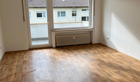 Attractive 2-room apartment with balcony and fitted kitchen.