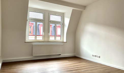 Modernized, bright, and welcoming 2-room apartment.
