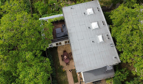 Unique townhouse in a green setting – An idyllic coach house in the heart of Babelsberg, offered directly by the owner.