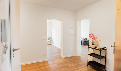 Newly renovated 3-room apartment with a west-facing balcony, mountain views, and a parking space – available without commission.