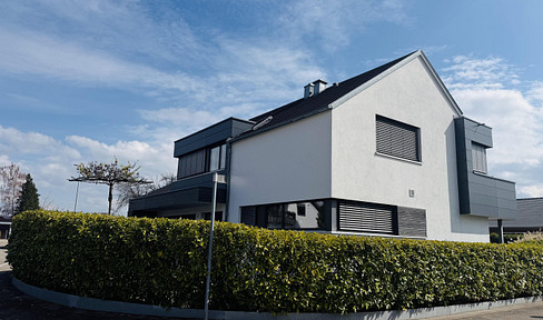 Exclusive detached house in Bauhaus style, featuring an elevator, fireplace, and separate living quarters; photovoltaic system with storage and a wallbox, and an air-source heat pump.