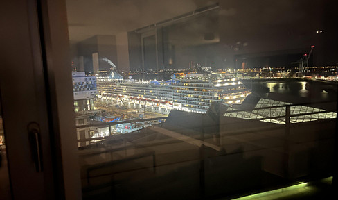 Hamburg-HafenCity - 11th floor - Premium location - View of the Elbe River - Wraparound, covered balcony - Underground parking.
