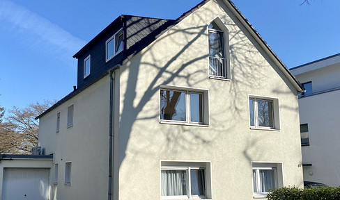 COLOGNE-RODENKIRCHEN; AUENVIERTEL (Riverside District); Bright, 3-room apartment with balcony.