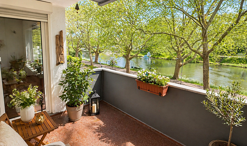 Experience urban living at its finest: This stunning 4.5-room apartment is a true gem, located right on the Neckar River.