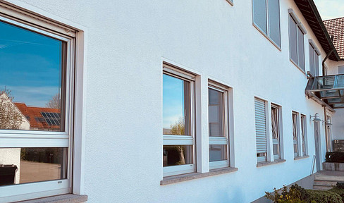 Helles abgetrenntes Büro mit gepflegtem Parkett in direkter Nähe zur U3