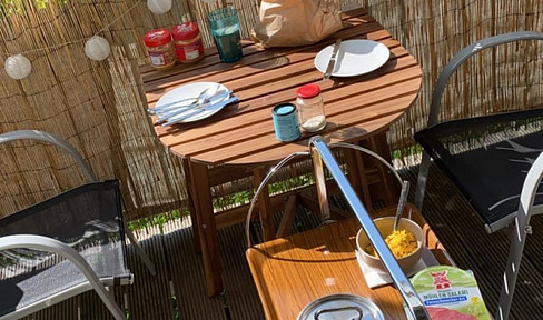 Bright and cozy 2.5-room apartment with balcony, located near the Petrikirche (Petri Church).