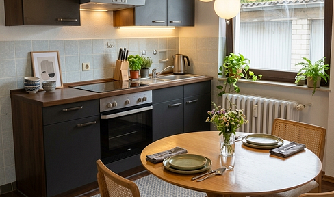 Cozy 2-room apartment with fitted kitchen and balcony.