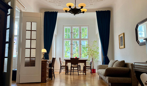 No commission! Beautifully designed 4-room apartment in a historic building in Charlottenburg.