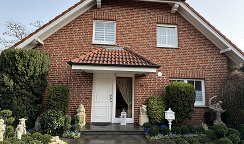 Detached, solid family home in Telgte: featuring a heat pump, solar panels, and battery storage.