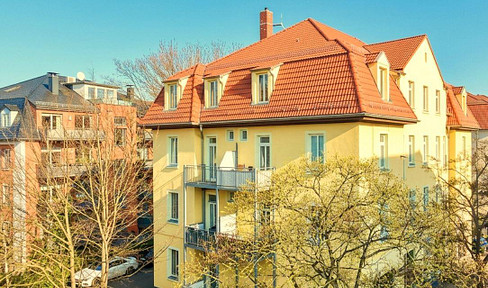 Centrally located 2-room apartment in Dresden-Löbtau, featuring a balcony, fitted kitchen, and a bathroom with natural light.