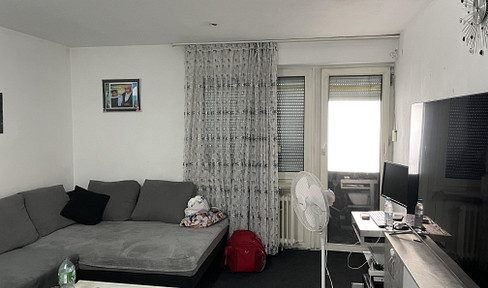 Renovation-required 2-room apartment with balcony – ideal for investors.