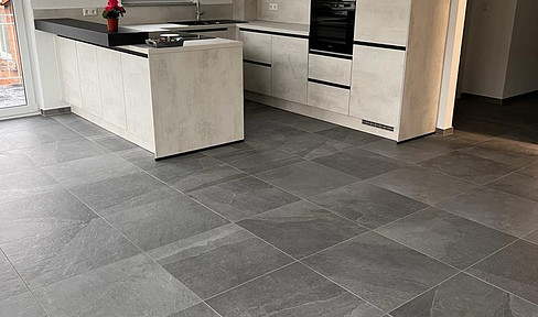 Sonnige 3-Zi.-Wohnung mit Balkon, Einbauküche und Carport in Sindelfingen