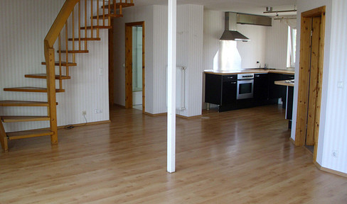 Bright, very quiet attic apartment with a rooftop terrace, located in the Artists' Quarter, in the eastern ring road area.