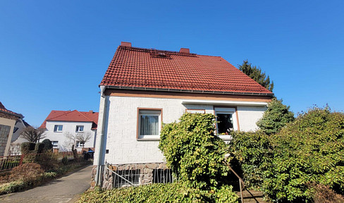 Commission-free: Well-maintained detached house with fireplace, garage, and garden – Great potential in a prime location.