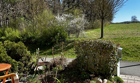 Family-friendly terraced house with unobstructed views of fields and forests in Nuremberg-Herpersdorf.