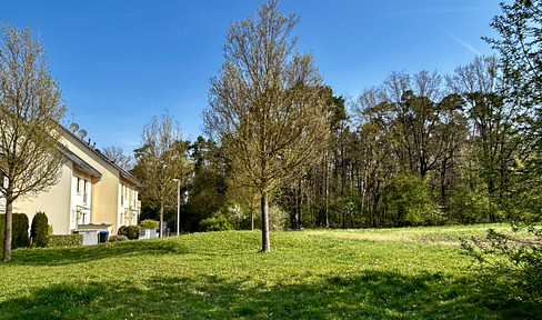 Close to the city yet idyllic: Your new home in a green setting.