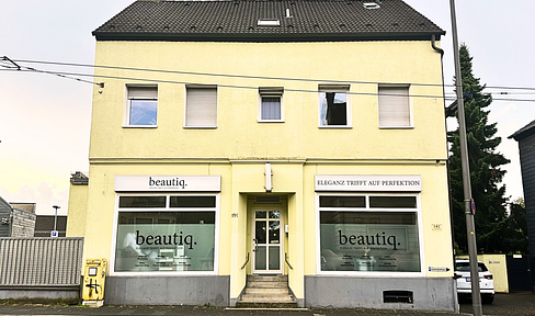 Commission-free: Renovated multi-family building with a commercial space, offering an annual rental income of €32,500.