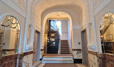 Prime location in Charlottenburg: Completely renovated apartment in a historic building, close to Kurfürstendamm.