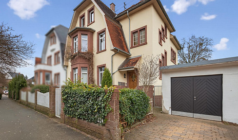 Renovierte 3 Zi Altbauwohnung, Denkmalschutz, Balkon, Villenlage am Fuße des Turmbergs