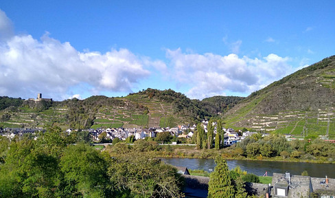 Bright and spacious 4-room apartment with 107 square meters, located in a green area and offering stunning views of the Moselle River.