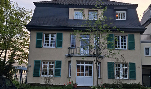 Beautiful and quiet 4-room apartment in a historic building, located in the center of Bonn-Beuel.