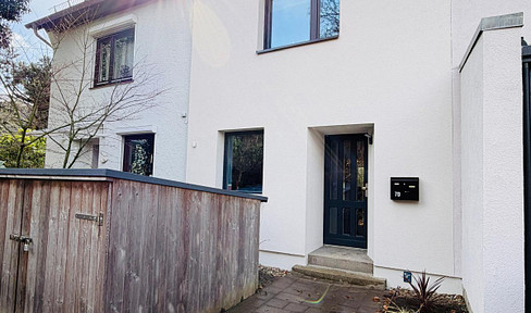 Modernized terraced house with energy-efficient upgrades in Hamburg-Lokstedt.