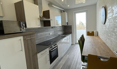 Air-conditioned, fully renovated apartment with 3 rooms, a balcony, and a fitted kitchen, located in Düsseldorf.
