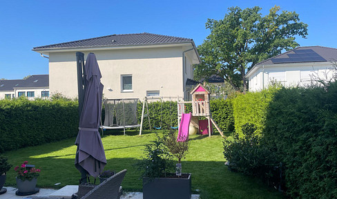 Modern house with a fireplace, garden, and high-quality fitted kitchen, featuring 3 floors.