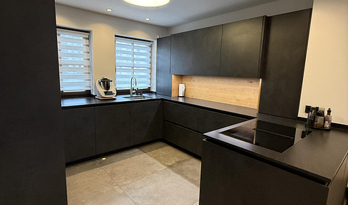 Exclusively modernized semi-detached house in a prime location in Nuremberg-Fischbach.