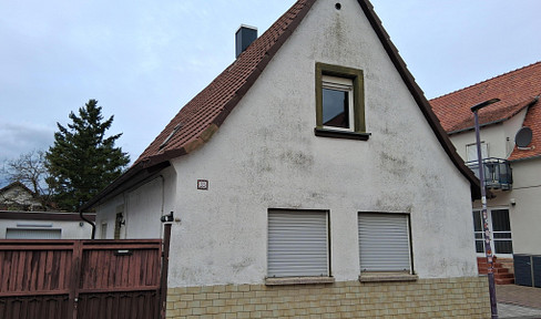 Charming single-family house with a garden, garage, and yard.