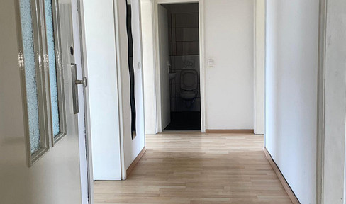 Beautiful 3.5-room apartment with two balconies, located in the city center of Bochum.