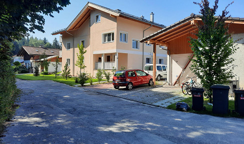 Energy-efficiently renovated ground floor apartment, 3 rooms, 70m2. Quiet location on the edge of the forest, close to the highway, ideal for commuters.