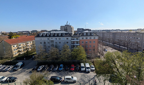 Urban living above the rooftops of Nymphenburg: Breathtaking views meet future potential – No commission fees.