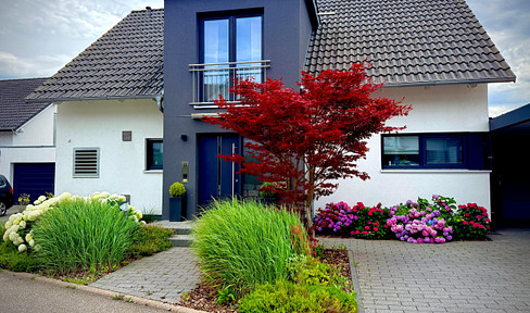 Detached single-family house in a prime location in Herrenberg-Kayh – situated near farmland, energy efficiency class A+, equipped with a heat pump.