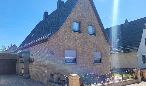 Detached house in a prime location.