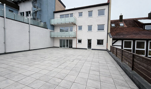 Completely renovated 3-room apartment with a 200 square meter rooftop terrace in Neustadt a.d. Aisch.