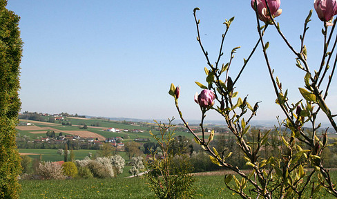 For sale by owner: Spacious and stylish living in a green environment.