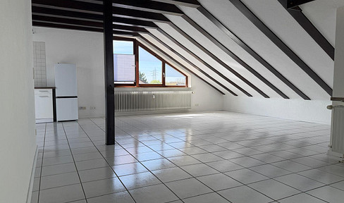 Bright, spacious 3-room apartment with an open-plan living area, located in a quiet area.