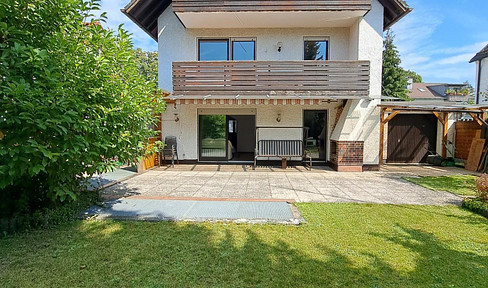 Spacious detached house suitable for two families, with a south-facing garden and a large terrace.