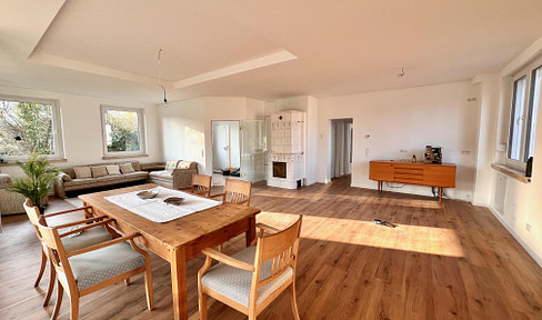 Gadderbaum - High-quality, renovated house with 9 rooms, a conservatory, a tile stove, and a garden bordering a forest.