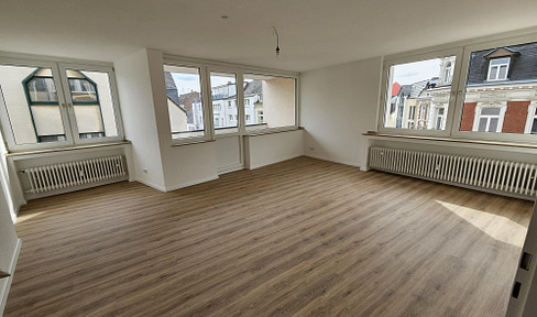 First occupancy after renovation - 3-room apartment with balcony - Located in a pedestrian zone.